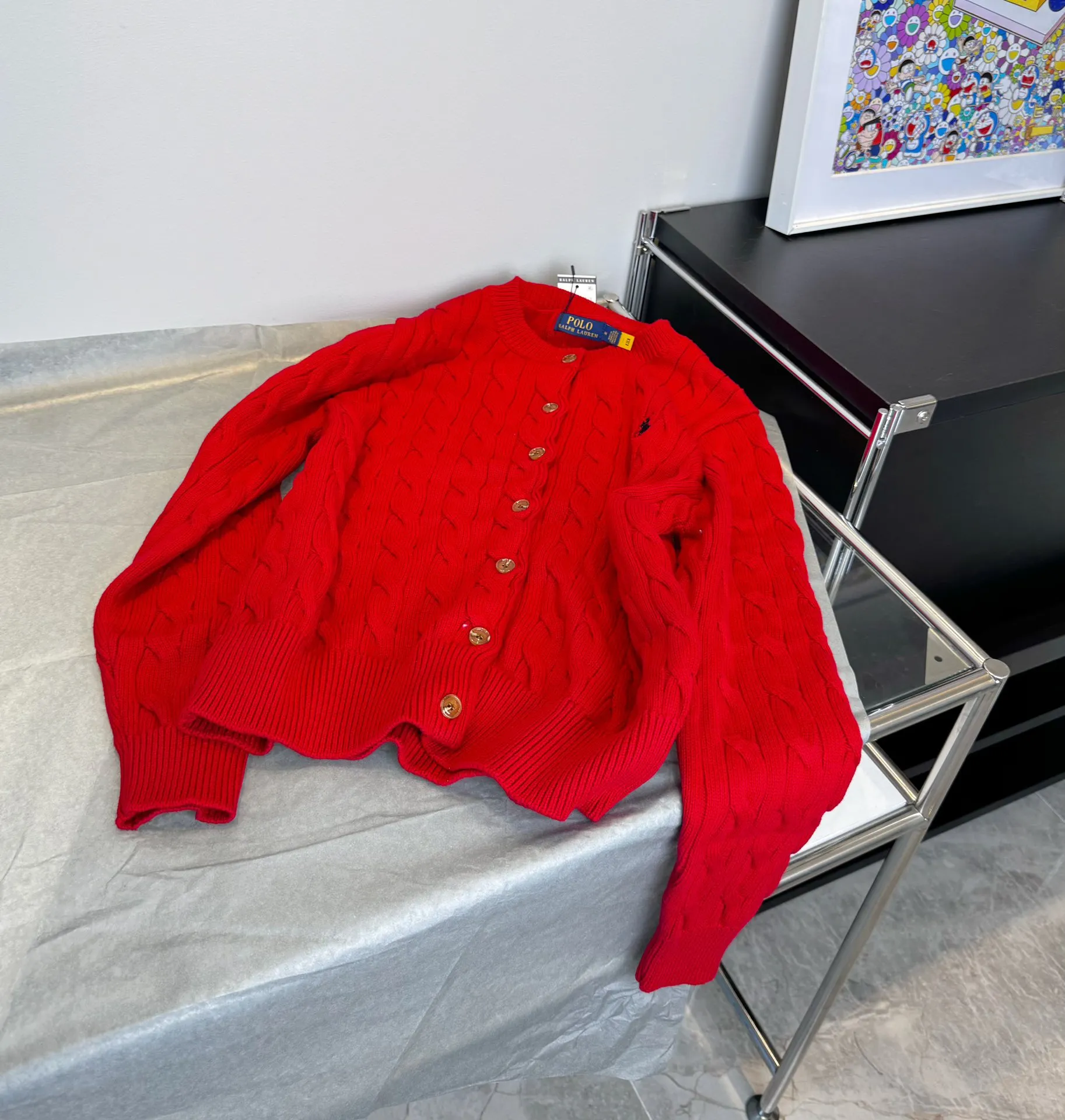 🅿️240 Style number: L05 (red) only xs s Ralph Lauren RL classic war horse logo embroidery on the chest cable pattern twist button round neck long sleeves buttoned knitted sweater cardigan jacket Color: SIZE: XS S M L Size reference # Length Bust Shoulder width 43.5 L 64 52 45 I will always love sweet girls. Soft and glutinous🧶🫶The style is a very classic cable sweater. American retro college style. Perfect hand comfort. It is a must-have item for spring, autumn and winter wardrobes. It also looks good when layered as an inner layer in cold weather. High-density LOGO embroidery on the chest, original customization of tag accessories. Made of pure cotton yarn 🧶 blended with wool, pure cotton is skin-friendly and comfortable, small label war horse embroidered twist turtleneck sweater 🐎 high quality. Follow the blogger to learn how to wear it! Let’s get a Ralph Lauren cable sweater. It’s a super hard-to-find series after it became popular. It’s hard to find one on the official website. It’s simple and practical to wear, with a lazy and loose feel. The thickened fabric has a more texture, soft and delicate feel, and a loose fit. Whether worn alone or layered, you can wear different styles of fashion with just one piece. ⚠️Contains wool products🦙 Pay attention to the washing method to avoid shrinkage